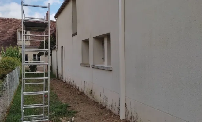 Passage des câbles, condensat et fluide frigorigène dans gaines enterrés puis sur le côté sous goulotte pour préserver un maximum l’esthétique de la maison.